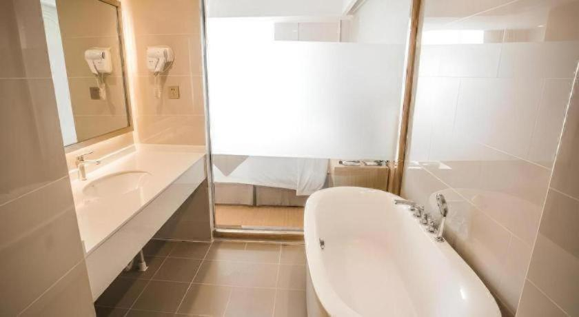 Bathroom 3, GreenTree Inn Suqian Yu District Red Star Meikailong Express Hotel, Suqian