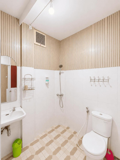 Bathroom 4, Enny S Guest House, Malang
