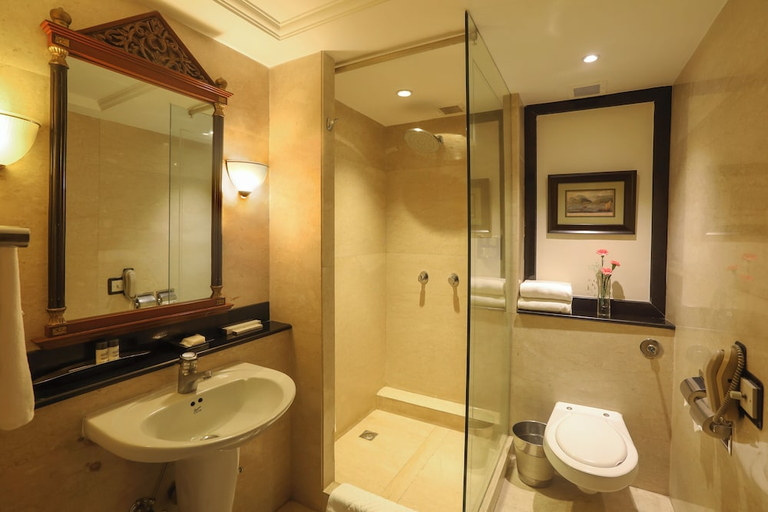 Bathroom 5, Eros Hotel New Delhi by IHG, Delhi