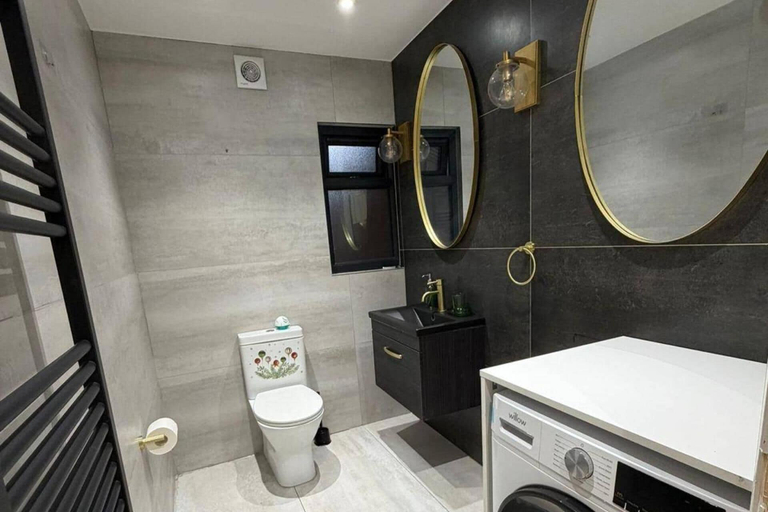 Bathroom, 2 Bed - Sleeps 4 - Hot Tub & Bbq, London