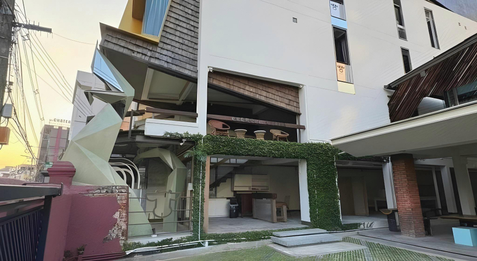 Exterior & Views