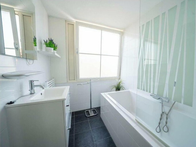 Bathroom 1, Holiday Home in Uitdam With Terrace, Waterland