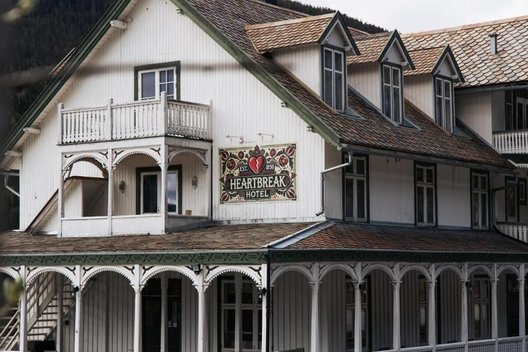 Exterior & Views 2, Heartbreak Hotel, Sel