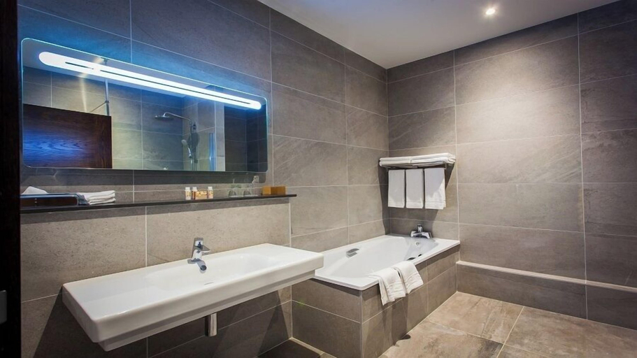 Bathroom 5, Amber Springs Hotel & Health Spa
