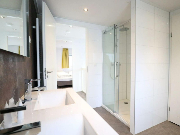 Bathroom 4, Cube Magnifique 6, Ede