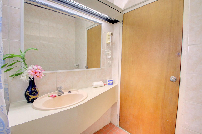 Bathroom 4, Honiara Hotel, Mataniko