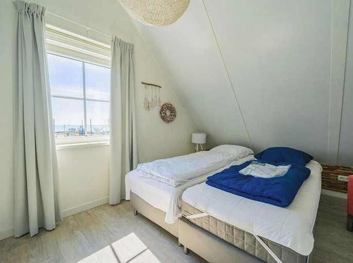 Room 2, Holiday Home in Uitdam With Balcony and Wi-fi, Waterland
