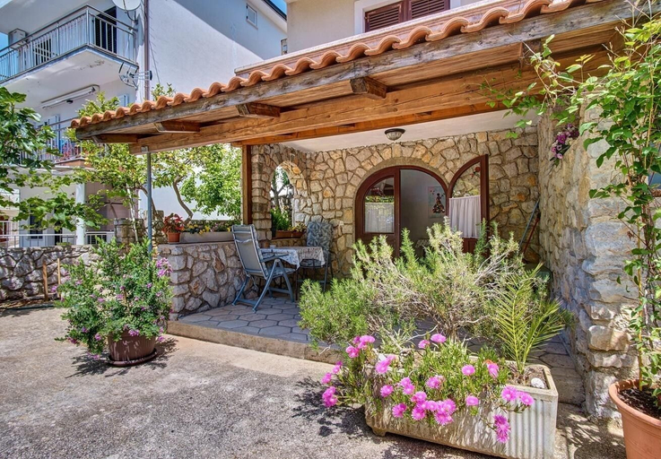 Courtyard 4, Apartments Pero, Mali Lošinj