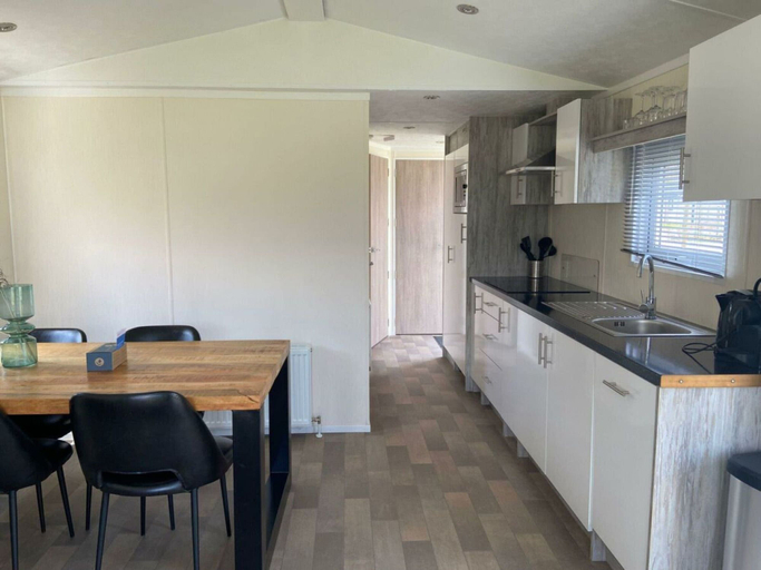 Private kitchen 4, Holiday Home in Kaatsheuvel With Terrace, Loon op Zand