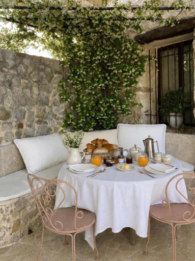 Food & Drinks, Les Vieux Murs, Alpes-de-Haute-Provence