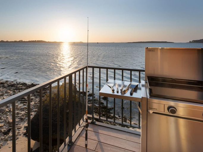 Balcony 2, Apartment in Landeda With Beachfront Views, Finistère