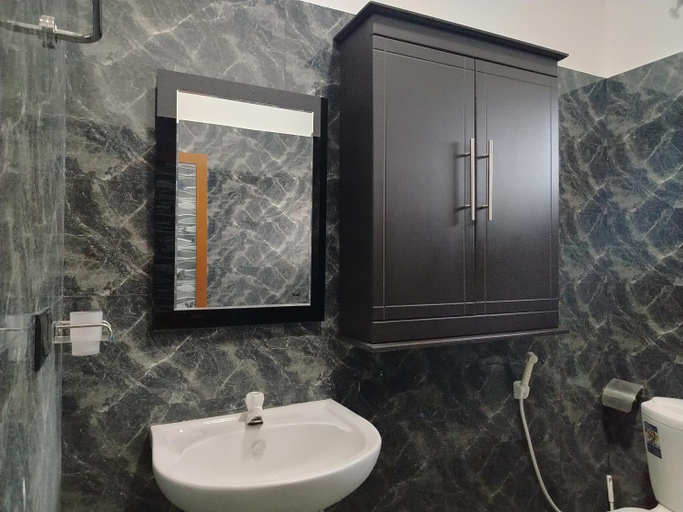 Bathroom 4, SSS Hotel, Trincomalee Town and Gravets