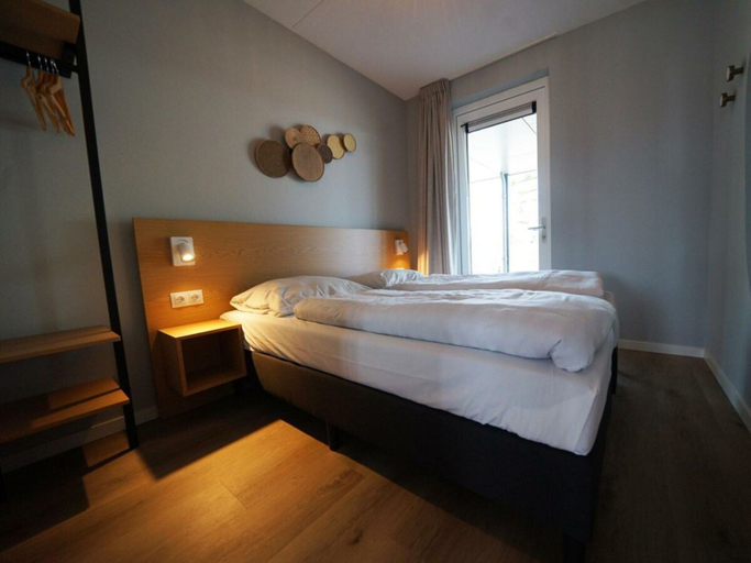 Room 4, Water-view Holiday Home in Kampen, Dronten