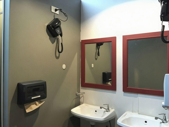 Bathroom 4, Cooper Hostel, Bang Rak