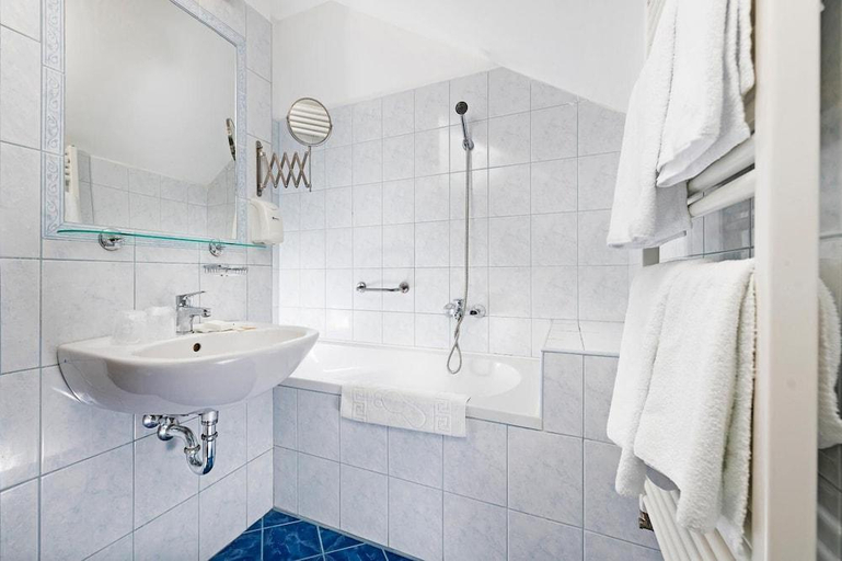 Bathroom 4, Bodrogi Kuria Wellness Hotel, Gyál