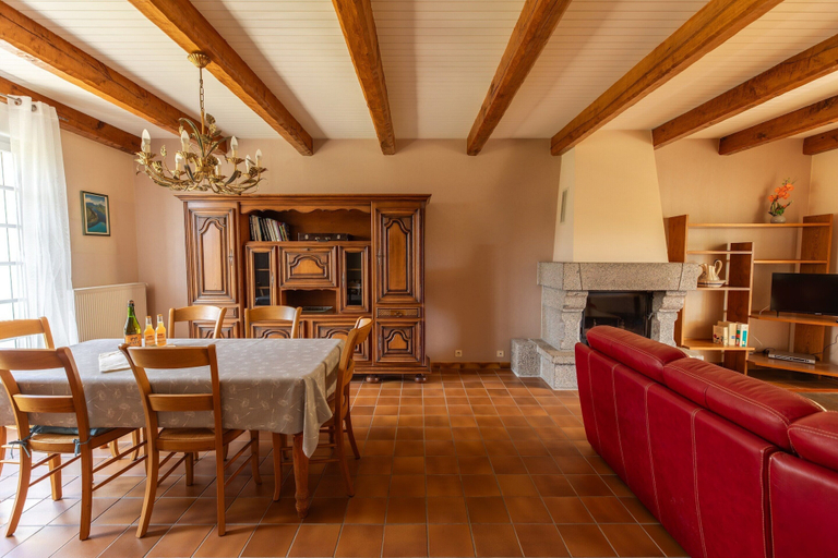 Dining 5, Holiday Home for 9 in St. Renan, Finistère