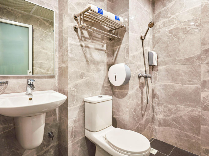 Bathroom 5, ibis budget Singapore Sapphire, Singapore