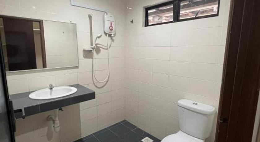 Bathroom 3, Hotel De Cassia, Kampar