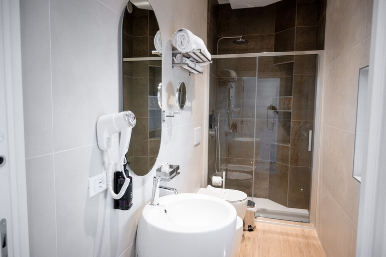 Bathroom 3, Lumina Rooms, Lecce