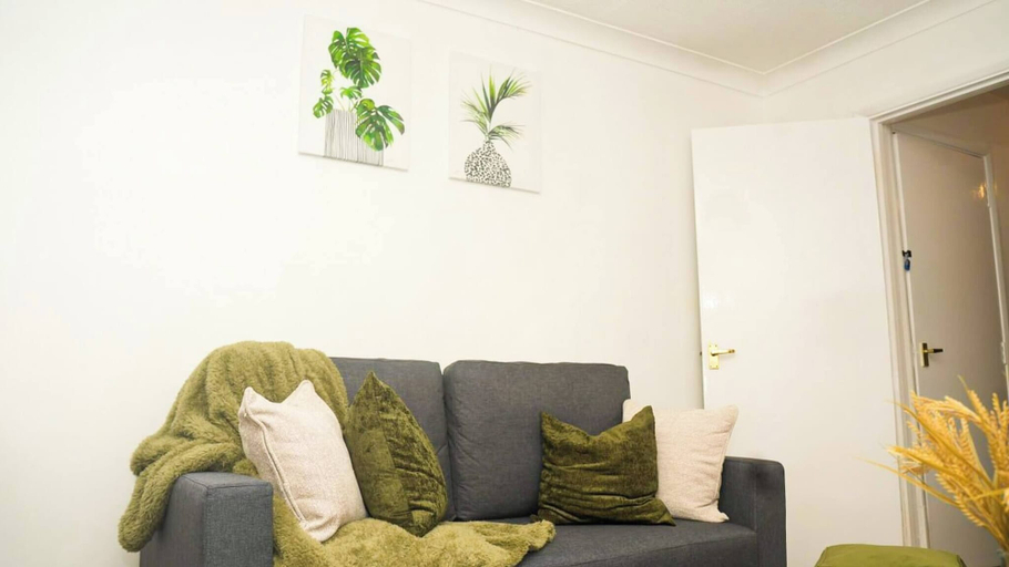 Living room 4, Sleeps 4, Great for Groups, Free Parking Kent, Medway