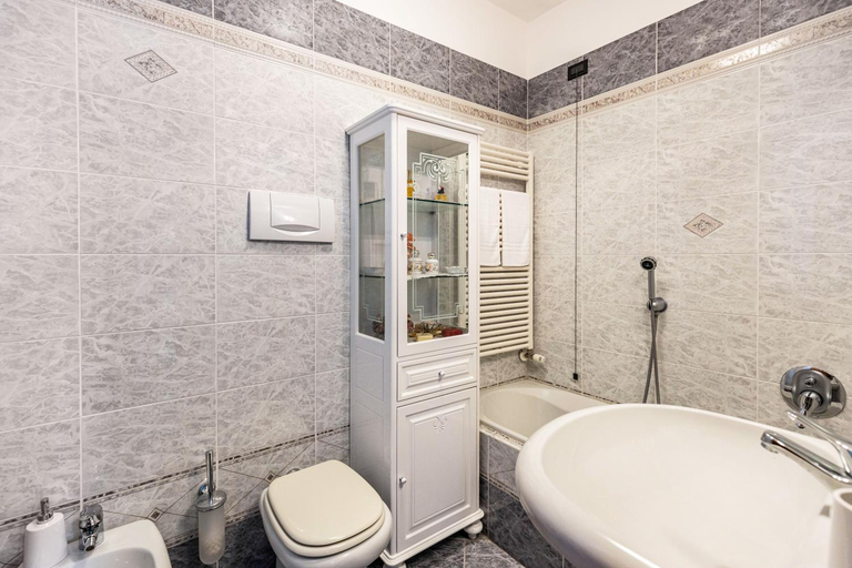 Bathroom 3, L'antica Lugana front lake, Brescia