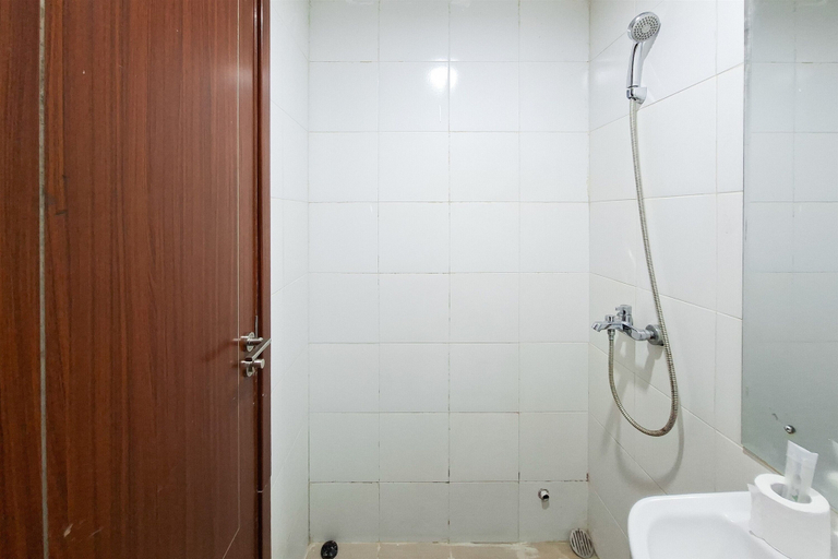 Bathroom 3, Homey And Relaxing 1Br Apartment At Vittoria Residence, Jakarta Barat