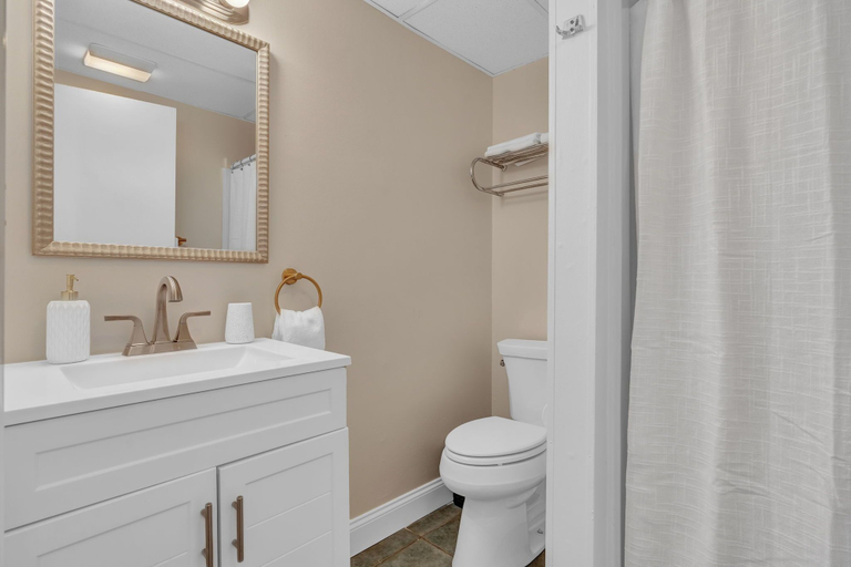 Bathroom 3, Island View Motel, York