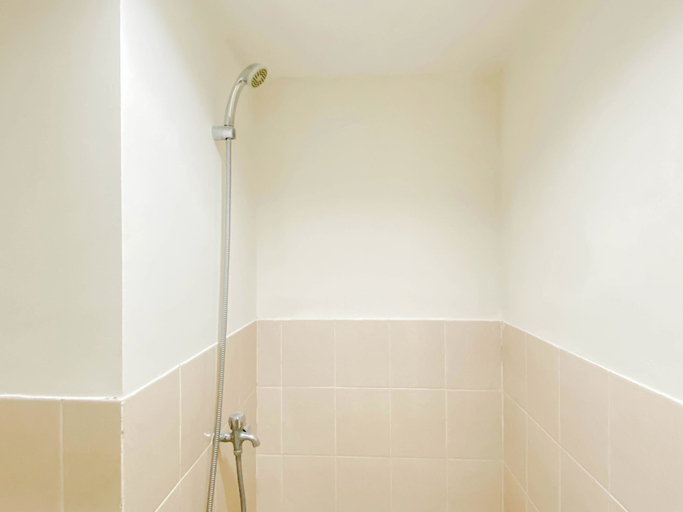 Bathroom, Roomy And Warm 2Br At Apartment Podomoro Golf View, Bogor
