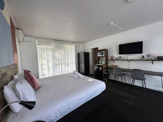 Bedroom 2, The Lyndoch Motel, Barossa