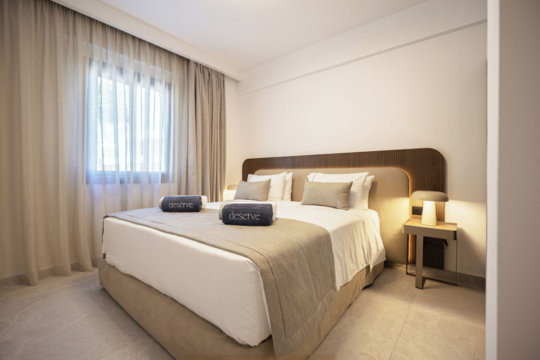 Room 5, Avenue
