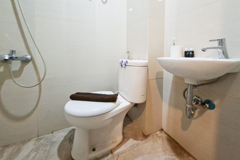 Bathroom 3, Airy And Cozy Combined Loft Unit 2Br At Apartment Apple 1 Condovilla, Jakarta Selatan