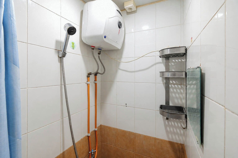 Bathroom 4, Classic And Restful Studio Room At Apartment Green Pramuka City, Jakarta Pusat