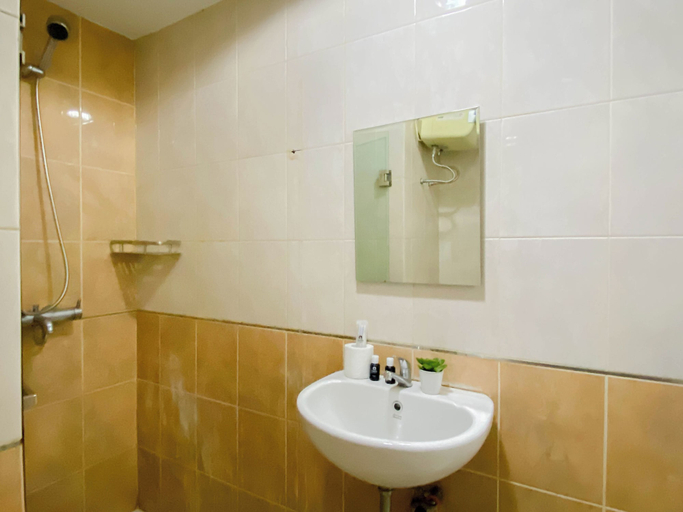Bathroom 5, 2 Pax Serene Studio At Tamansari Sudirman Apartment, Jakarta Selatan