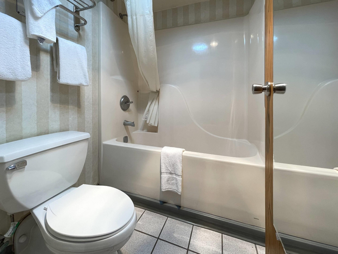 Bathroom 4, Quality Inn & Suites Gibsonia - Pittsburgh North, Allegheny