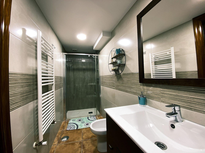 Bathroom 5, La Casa Del Pendo, Cantabria