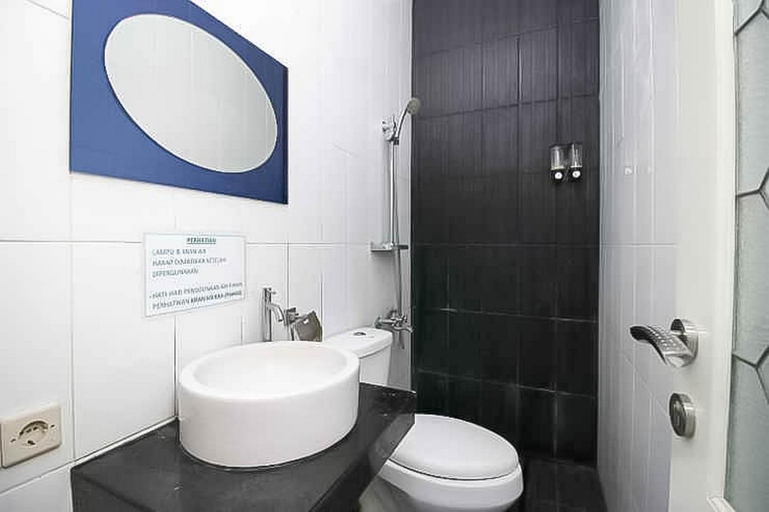 Bathroom, RedDoorz near Stasiun Lawang, Malang