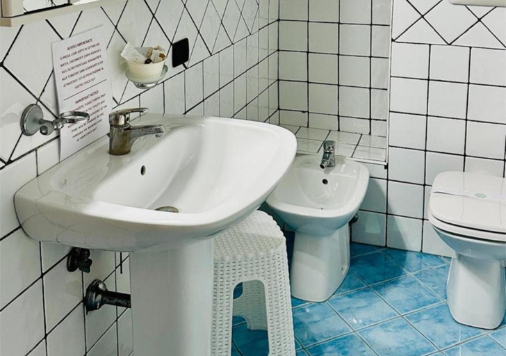 Bathroom, Near Acquamorta Beach - Villa Lamberti Casa Sole, Napoli
