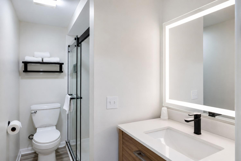 Bathroom 4, The Earl Of Sandwich Motel, Barnstable