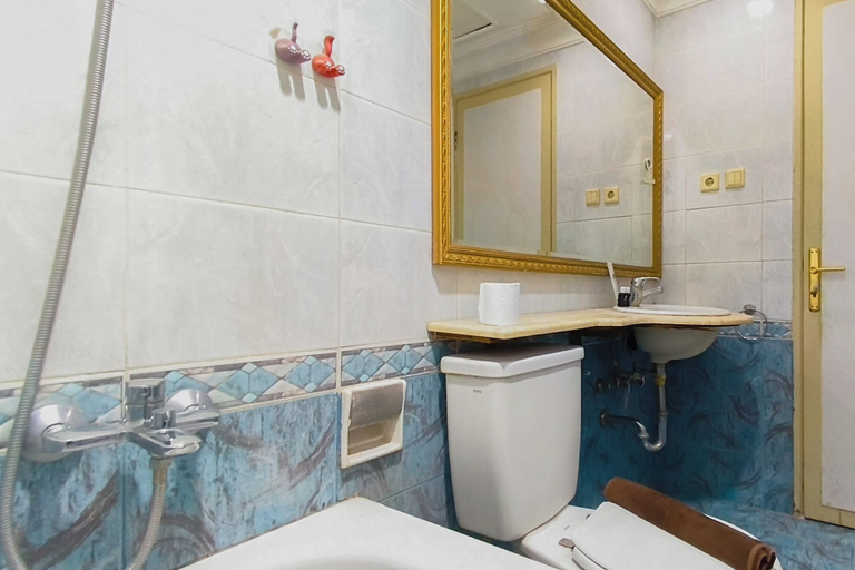 Bathroom 4, Classic And Warm 2Br At Apartment Taman Beverly, Surabaya
