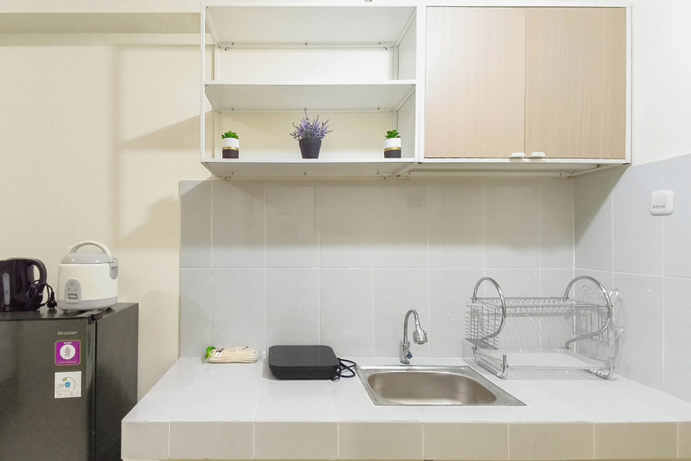 Interior 3, Comfy And Serene Studio Room At Bale Hinggil Apartment, Surabaya