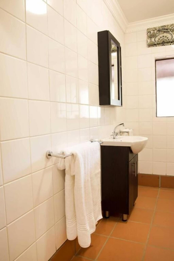 Bathroom 2, Remhoogte Mountain Lodge, Bojanala