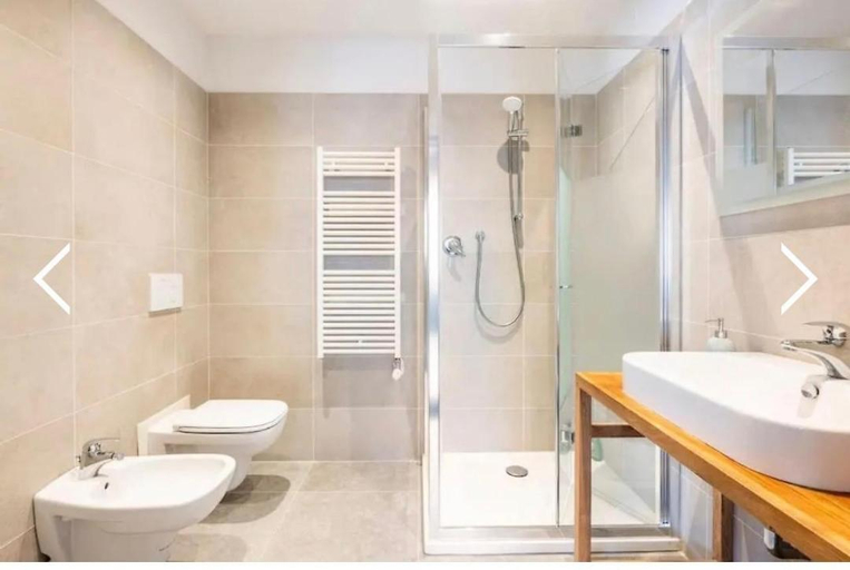 Bathroom 3, Hotel Canal, Venezia