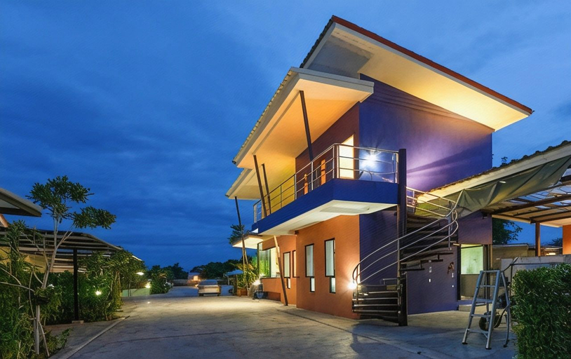 Exterior & Views