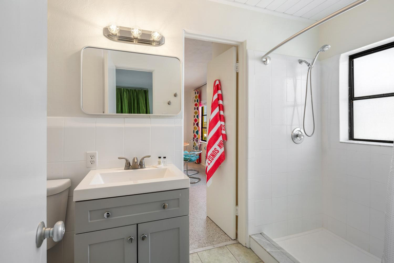 Bathroom 2, Sunset Inn and Cabanas, Pinellas