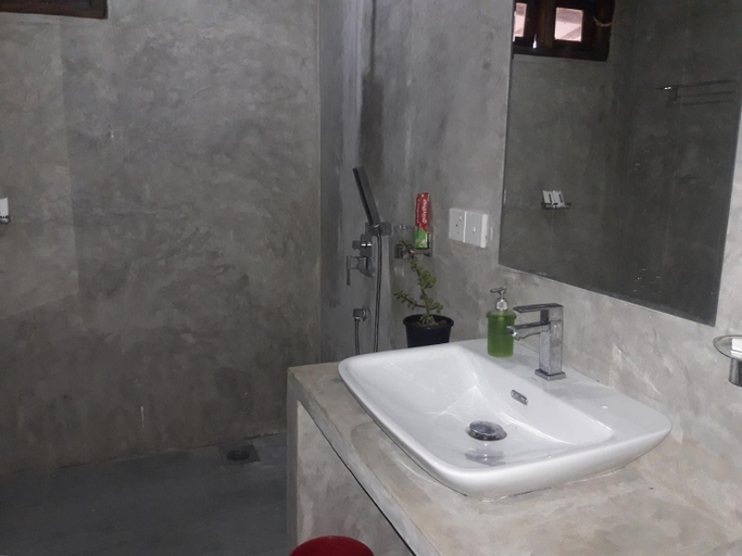 Bathroom 3, Ladun Sigiri Villa, Dambulla