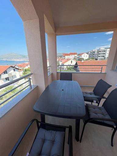 Balcony 4, Beautiful 2 bed Apartment, Okrug