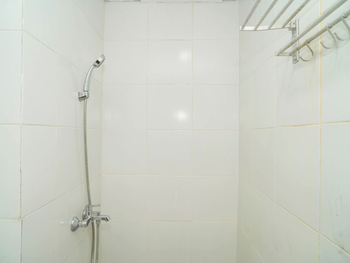 Bathroom 3, Cozy And Good 2Br At Apartment Vittoria Residence, Jakarta Barat
