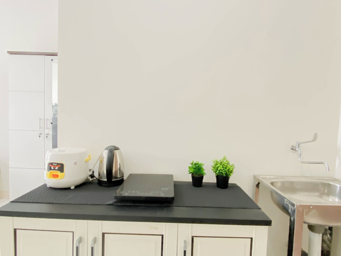 Private kitchen 4, Simply Studio Room At Podomoro Golf View Apartment, Bogor