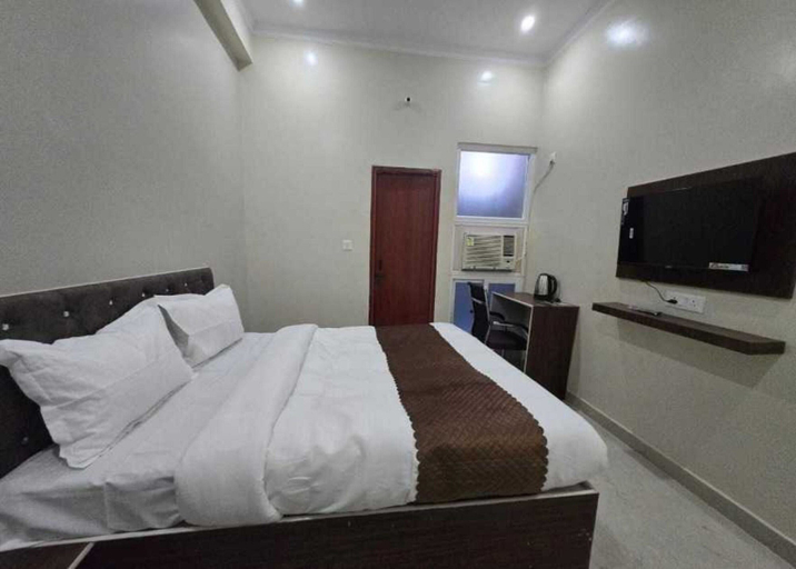 Room 2, Deluxe Lexa Grand, Lucknow