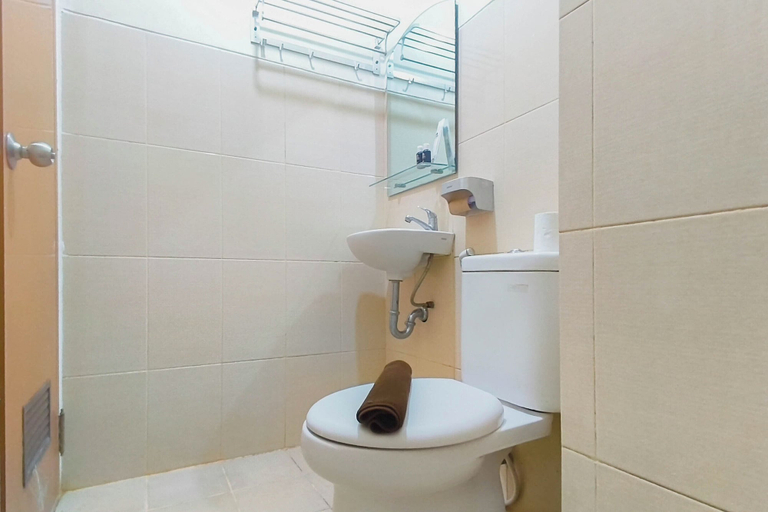 Interior 2, Studio Minimalist And Comfortable At Bale Hinggil Apartment, Surabaya